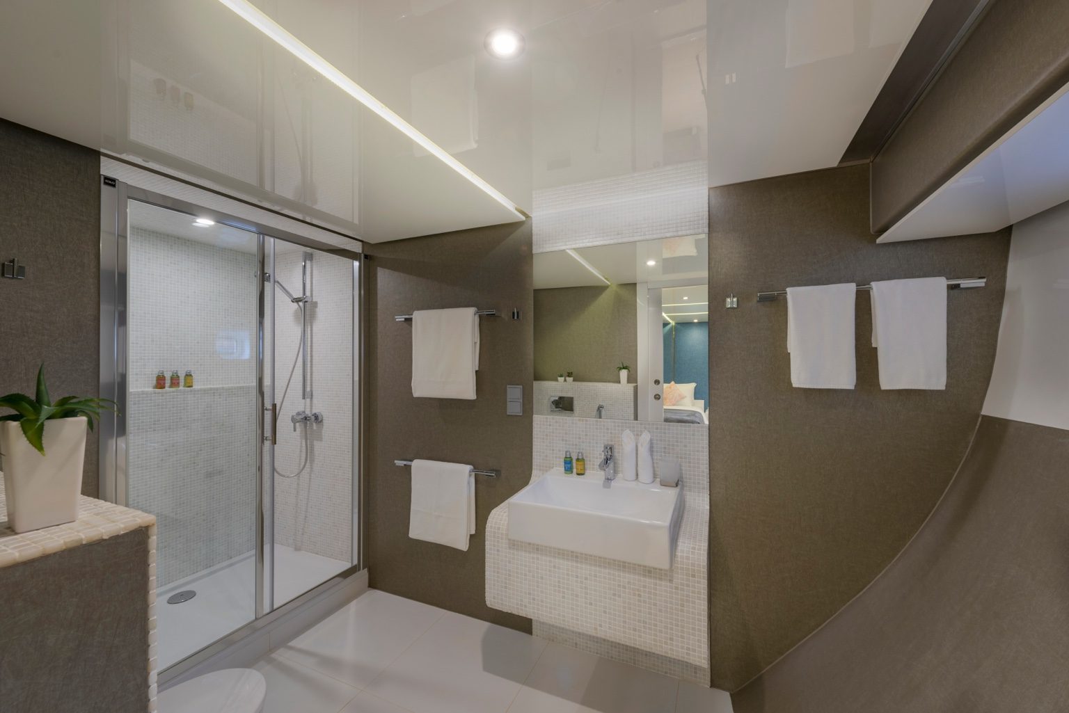 Ensuite bathroom onboard M/Y SEAREX