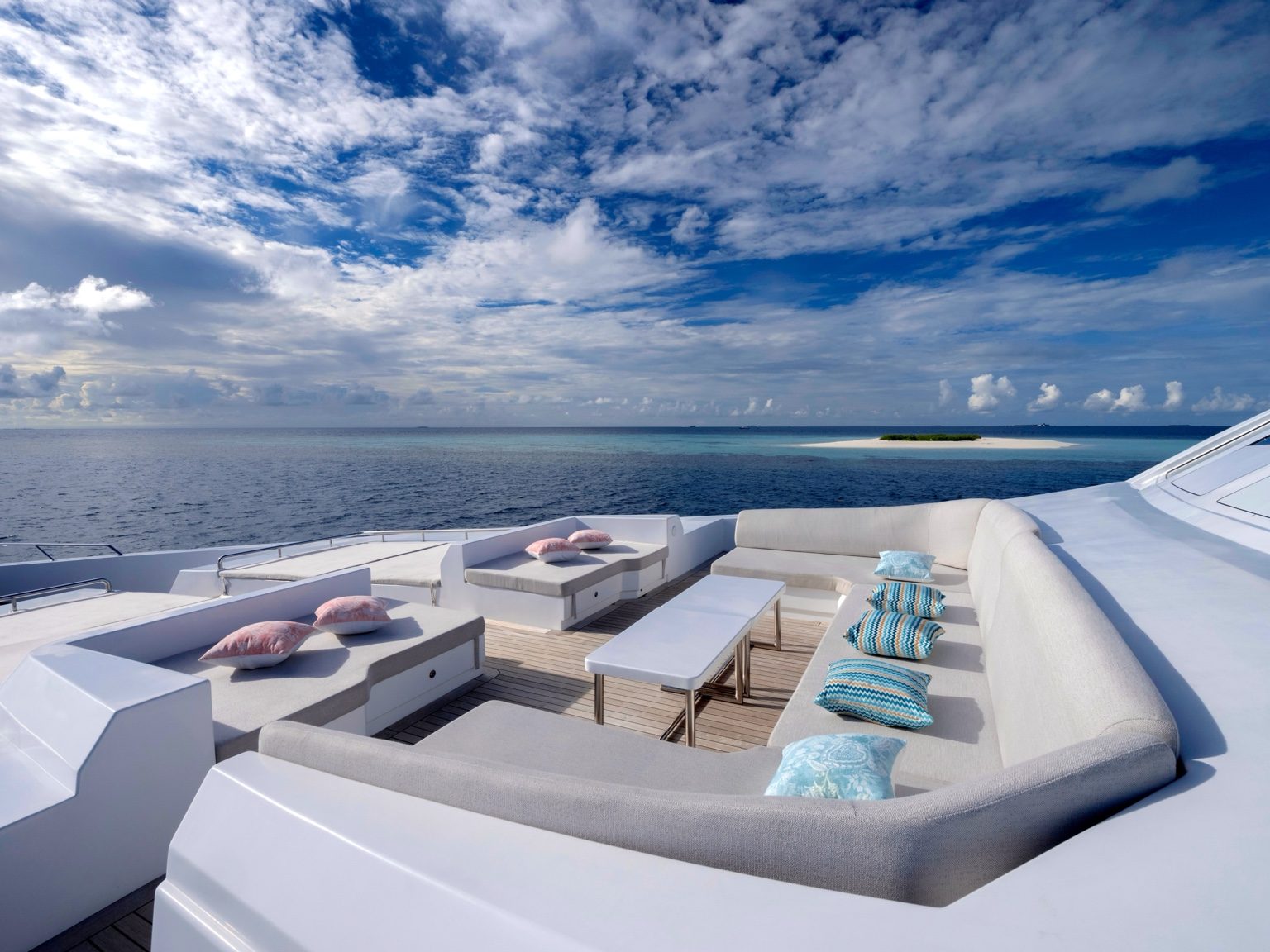 Bow lounge onboard M/Y SEAREX