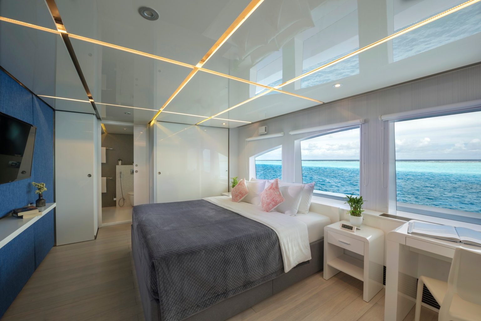 Bright guest cabin on M/Y SEAREX