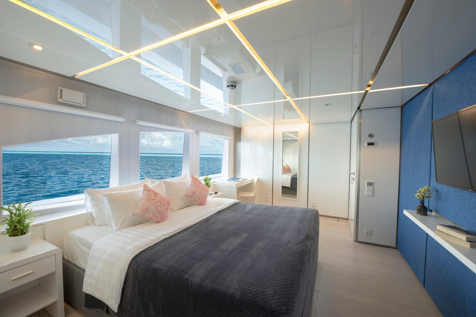 Sea view cabin on M/Y SEAREX