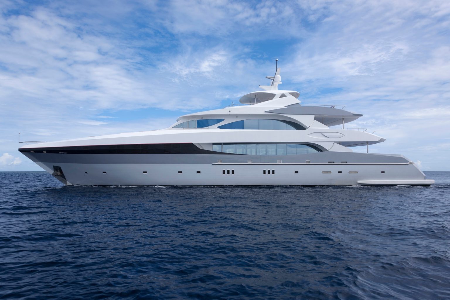 Side profile of M/Y SEAREX