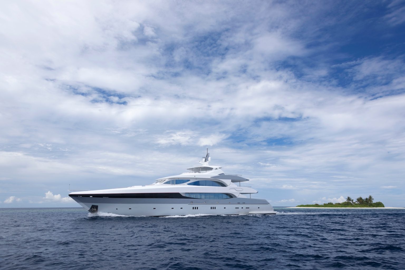 M/Y SEAREX underway